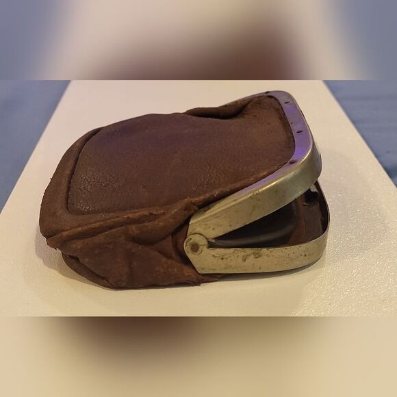 Antuque french leather coin purse with a metal clasp - Picture 1 of 7